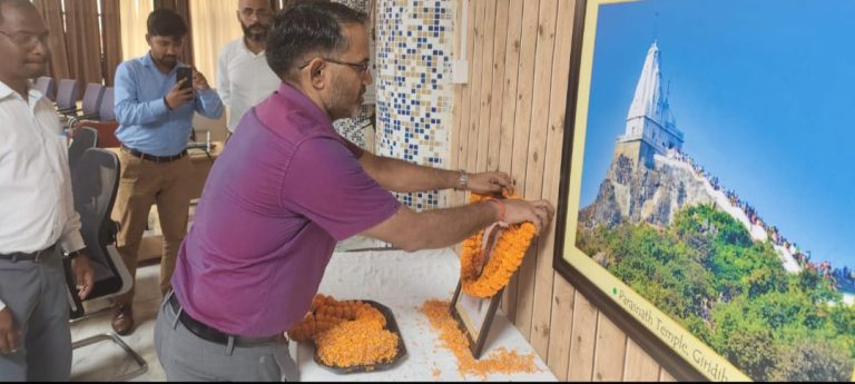 गिरिडीह जिला उपायुक्त, पुलिस अधीक्षक, उप विकास आयुक्त, अनुमंडल पदाधिकारी, गिरिडीह समेत अन्य अधिकारियों ने मेजर ध्यानचंद की प्रतिमा पर मल्यार्पण कर उन्हें श्रद्धांजलि अर्पित की