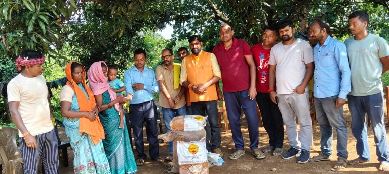 चतरा सांसद के निर्देश पर पीड़ित व्यक्ति की मदद की गई
