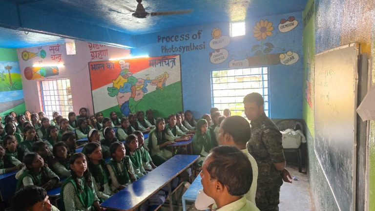 चतरोचट्टी थाना द्वारा विद्यालय में जागरूकता कार्यक्रम आयोजित।