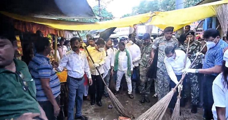 गोमिया के साड़म से राज्य स्तरीय कार्यक्रम स्वच्छता ही सेवा-2025 का हुआ शुभारंभ, अभियान के थीम स्वाच्छोत्सव के तहत चला स्वच्छता अभियान।