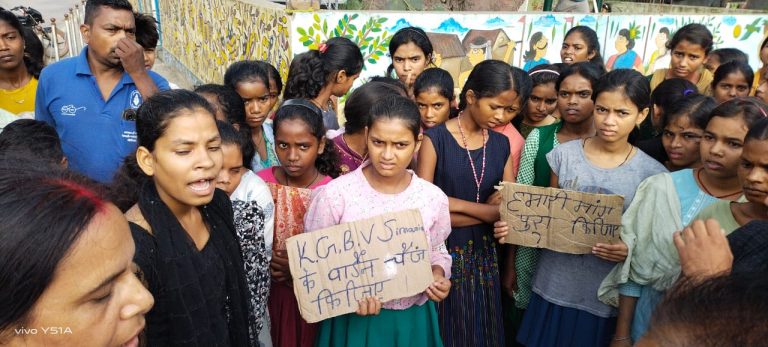 सिमरिया कस्तूरबा गांधी बालिका विद्यालय की छात्राओं ने भोजन और स्वच्छता की खराब स्थिति के खिलाफ किया प्रदर्शन