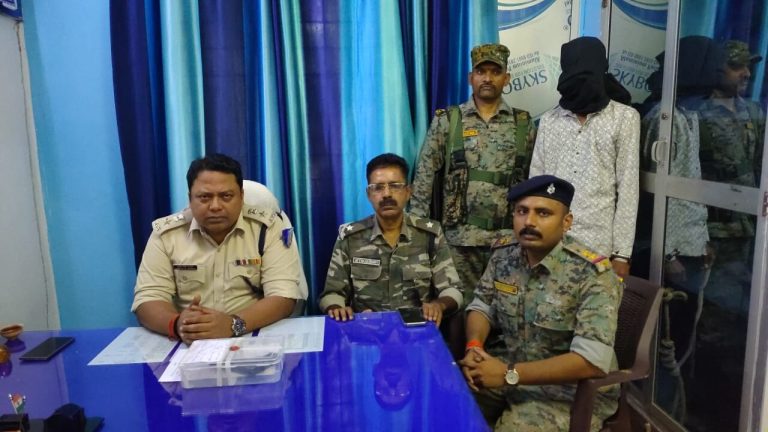 चतरा के कोयला नगरी में पुलिस ने अवैध हथियार के साथ एक अपराधी को किया गिरफ्तार
