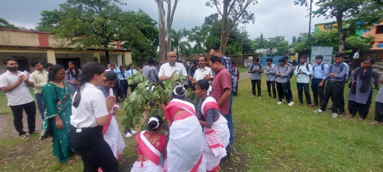 पारंपरिक रीति रिवाज के साथ मनाया गया प्राकृतिक पर्व करमा, के बी कॉलेज बेरमो।