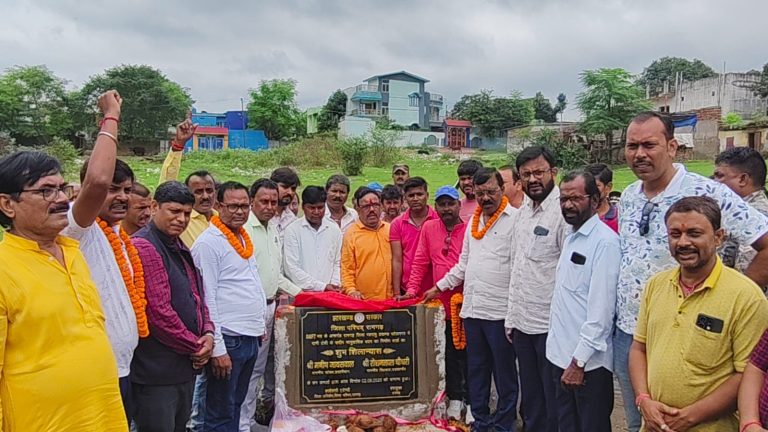 सामुदायिक भवन निर्माण कार्य का विधायक ने किया शिलान्यास।