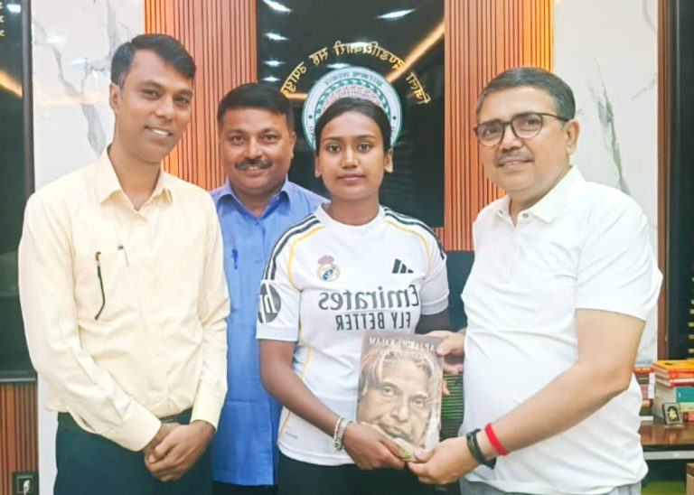 बोकारो डीसी ने आज रेशमा कुमारी को किया सम्मानित।