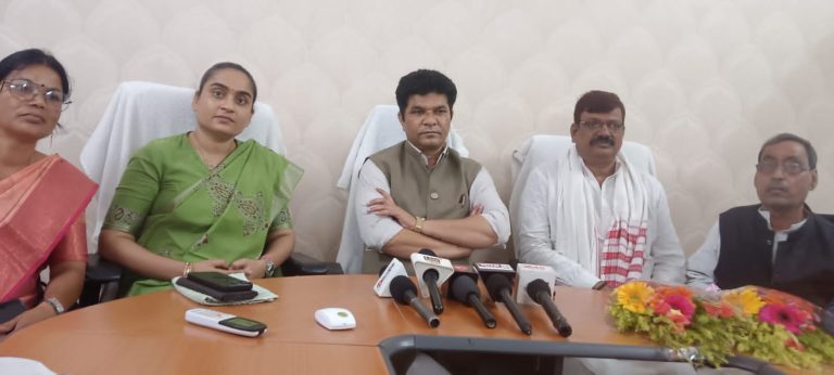 कांग्रेस के संगठन श्रृजन अभियान के तहत चार प्रवक्षकों की टीम पहुंची चतरा, जिले के नेताओं को संवाद स्थापित करने का मौका।