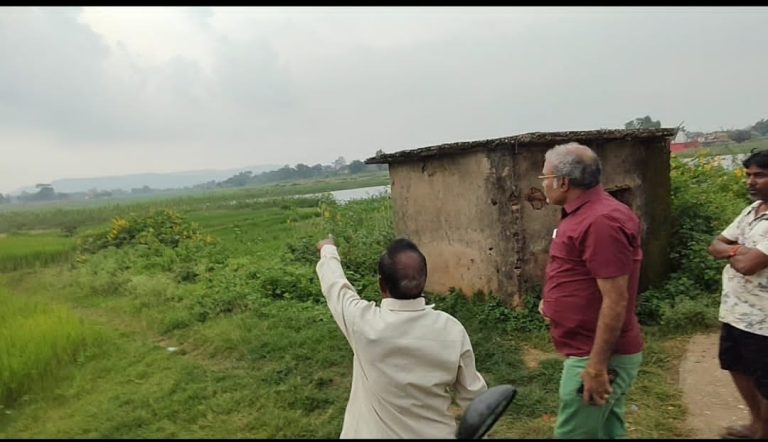 डीवीसी प्रबंधन ने विस्थापित गांव चिदरी का दौरा कर जताई सौर ऊर्जा परियोजना की संभावना।