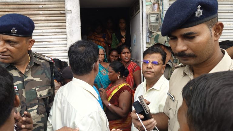अवैध क्लिनिक को सील करने गई टीम ग्रामीणों के विरोध के बाद बैरंग वापस लौटी