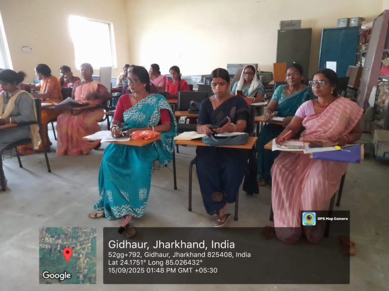 गिद्धौर में मतदाता सूची पुनरीक्षण को लेकर बीएलओ के साथ बैठक।