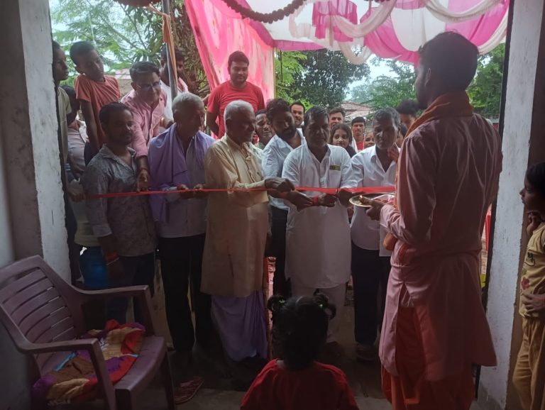 गिद्धौर में मेसर्स राजेश छड़-सीमेंट दुकान का उद्घाटन, स्थानीय लोगों को मिलेगी सुविधा।