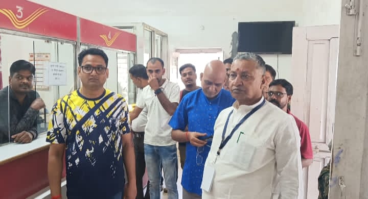 सांसद कालीचरण सिंह ने मुख्य डाकघर का किया औचक निरीक्षण, भवन की जर्जर स्थिति पर जताई चिंता।