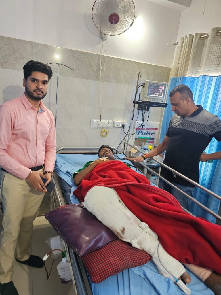ट्रैक्टर हमले से घायल चौकीदार से मिलने राँची अस्पताल पहुंचे, सीओ और थाना प्रभारी
