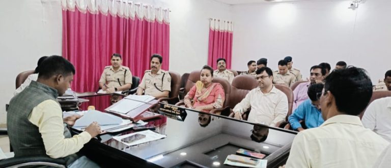 पूजा को लेकर अनुमंडल कार्यालय में प्रशासनिक अधिकारियों की बैठक 