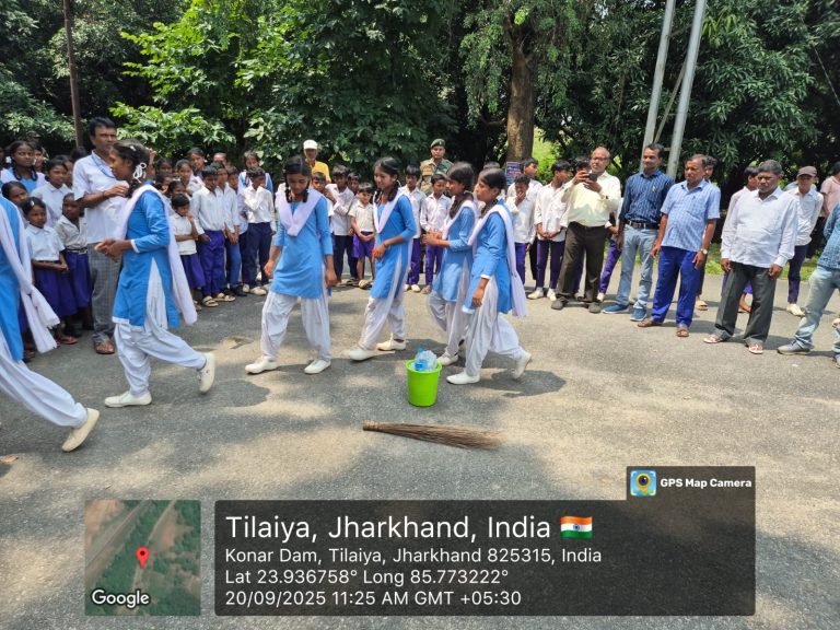 स्वच्छता ही सेवा 2025: डीवीसी कोनार में स्कूली बच्चों ने नुक्कड़ नाटक के माध्यम से दिया स्वच्छता का संदेश।