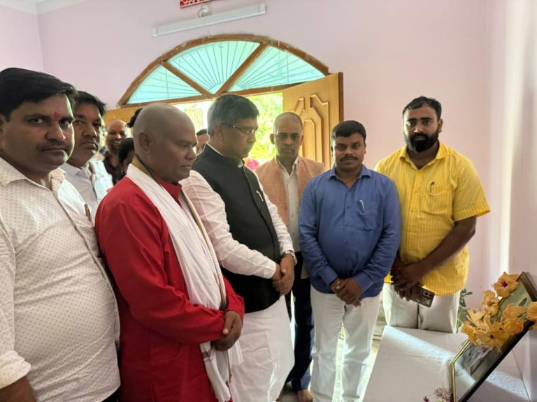 भाजपा प्रदेश महामंत्री सह राज्य सभा सांसद तिलैया गांव आकर जिला अध्यक्ष के पिताजी को दी श्रद्धांजलि