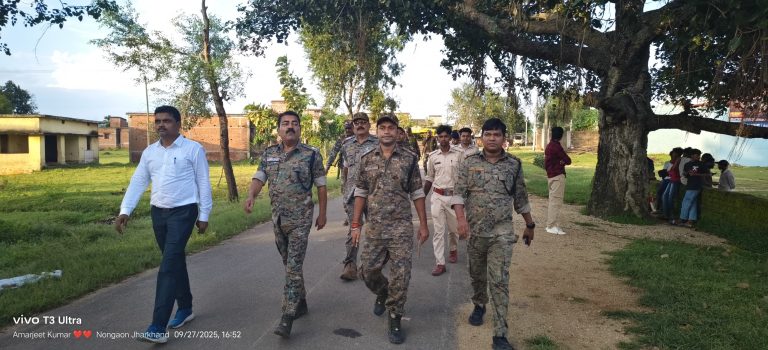 दुर्गा पूजा को लेकर प्रशासन सतर्क, नावाडीह, पत्थलगड़ा और नॉनगांव में फ्लैग मार्च