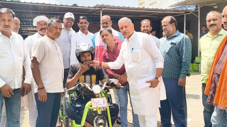 दिव्यांगजनों को मिली बैटरी ट्राई साइकिल, सांसद बोले- “दिव्यांगों में होती हैं दिव्य शक्तियां