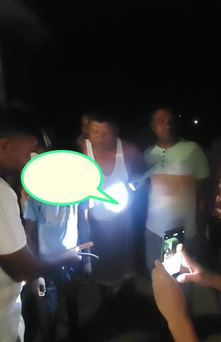 सरकारी स्कूल में चोरी करते हुए नाबालिक को ग्रामीणों ने पकड़ा किया पुलिस के हवाले