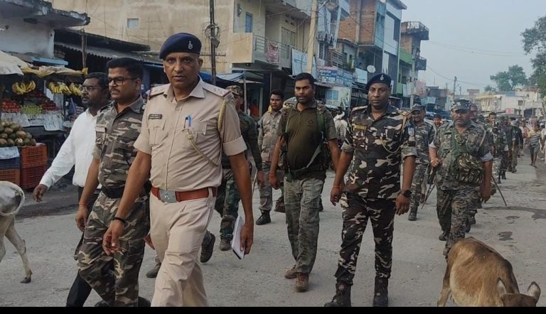 दुर्गा पूजा को लेकर प्रखंड मुख्यालय से गांव तक पुलिस ने किया फ्लैग मार्च