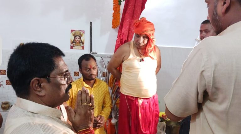 महाअष्टमी की पूजा को लेकर श्रद्धालुओं की लगी भीड़,