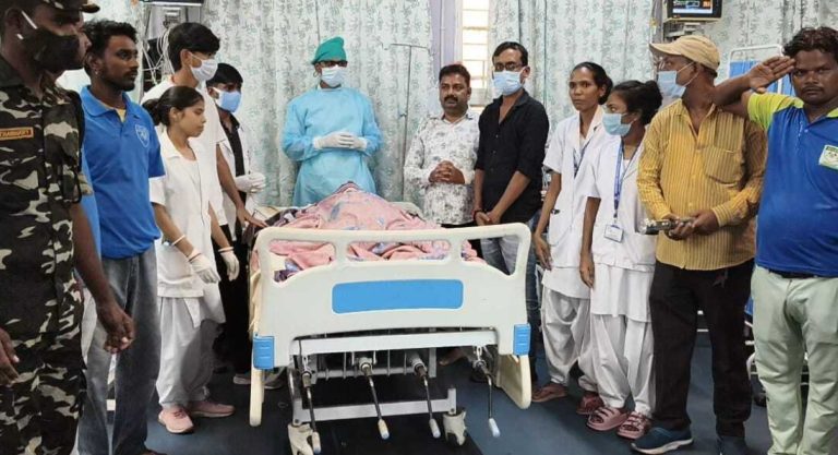 Dhanbad: एसएनएमएमसीएच में हुआ नेत्रदान, पिता की मृत्यु के बाद मानवता की मिसाल बने बेटे ने निभायी अहम भूमिका