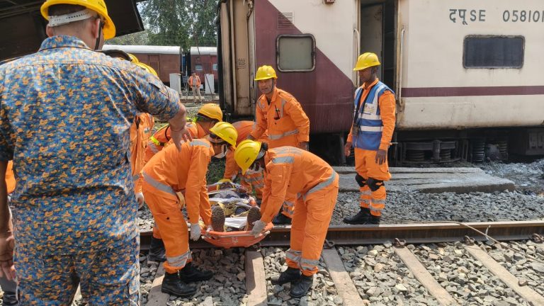 गोइलकेरा-टाटानगर एक्सप्रेस ट्रेन दुर्घटना का मॉकड्रिल, हूटर बजते ही मची अफरा-तफरी