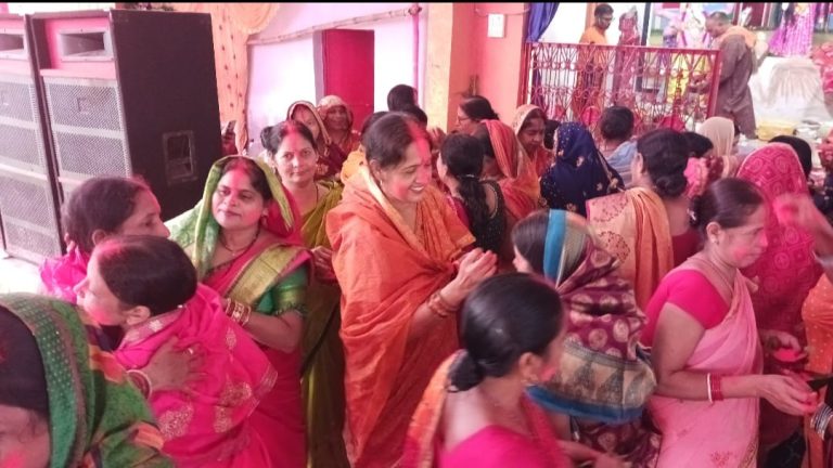 तेनुघाट के विभिन्न पंडालो में दशमी पुजोपरान्त माता की विदाई से पहले महिलाओं ने माँ से अपनी और अपने परिवार की सुख समृद्धि का आर्शीवाद लिया।