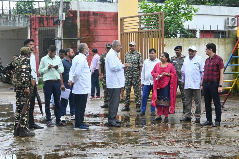 उपायुक्त ने किया निर्माणाधीन ब्लड बैंक व डीईआईसी भवन का निरीक्षण