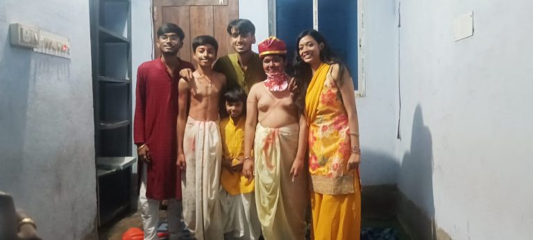 तेनुघाट — नवरात्रि में लोग दुर्गा पूजा करते हुए दिखाई दिए