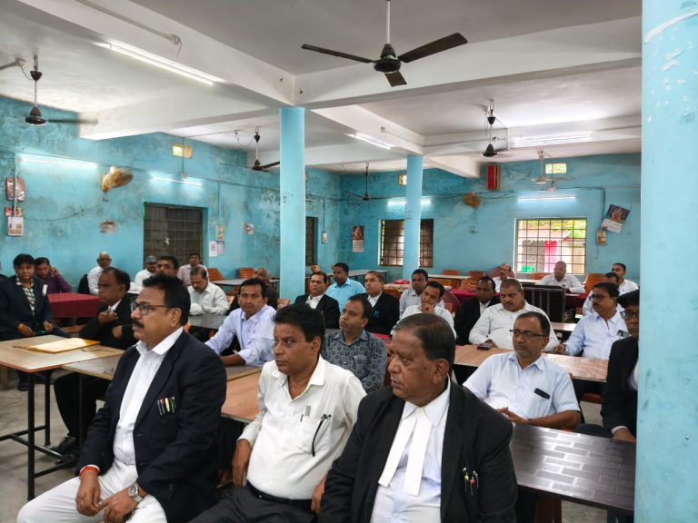 तेनुघाट स्थित व्यवहार न्यायालय परिसर में 4 अक्टूबर को शोक सभा का आयोजन किया गया