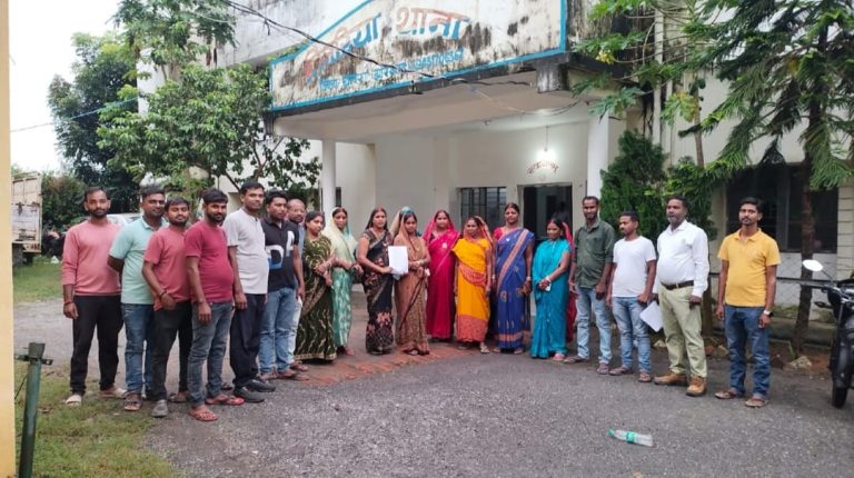 महिलाओं ने गांव के युवकों पर जान से मारने व बलात्कार करने का लगाया आरोप