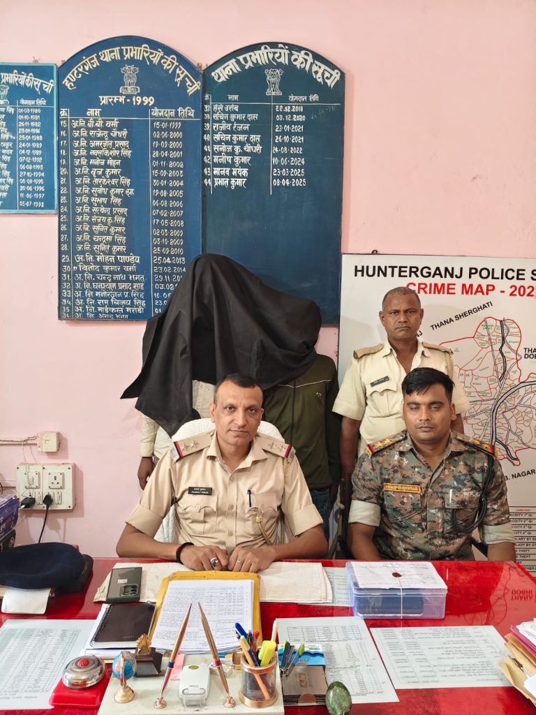 हंटरगंज में लूट की घटना का पुलिस ने त्वरित खुलासा दो अपराधी गिरफ्तार, लूटे मोबाइल व बाइक बरामद