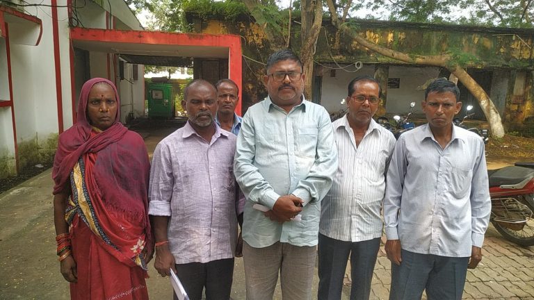 बेरमो एसडीओ कार्यालय पहुंचे सीसीएल स्वांग के अवार्डी मजदूर नही हो सकी कोई वार्ता