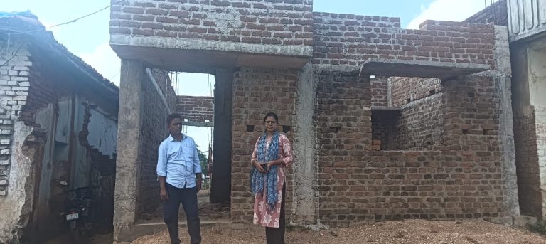 पंचायत सचिव ने कई आवास का किया निरीक्षण