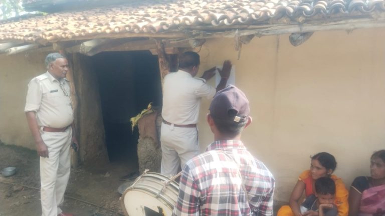 पुलिस ने फरार चल रहे अभियुक्त के घर चिपकाया इश्तेहार