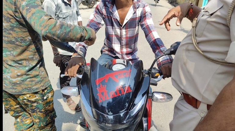 बाइक पर माफिया लिखकर घूमता था युवक