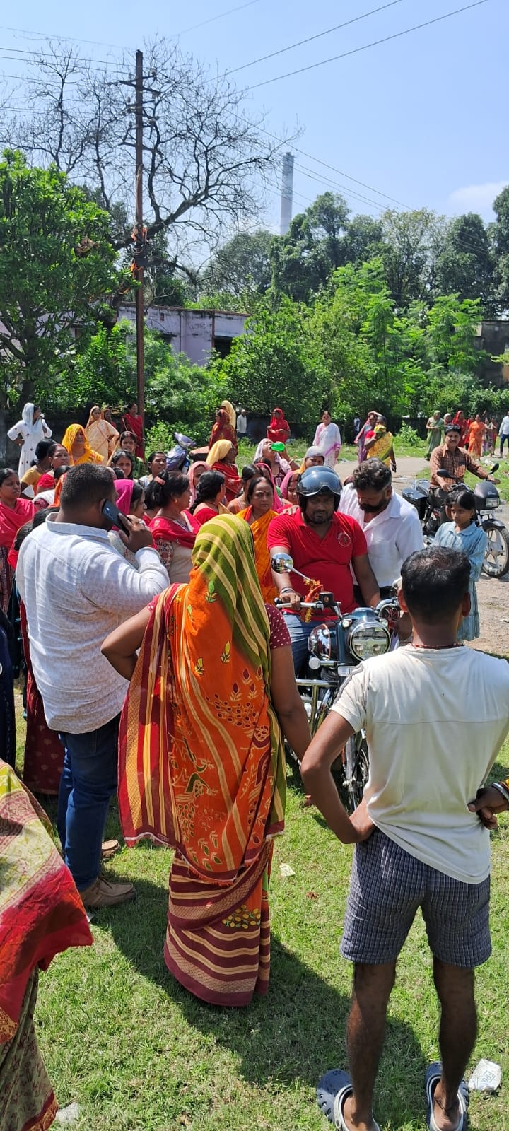 निशन हार्ट कॉलोनी में डीवीसी के ठेकेदार के कर्मचारियों को ग्रामीणों ने रोका
