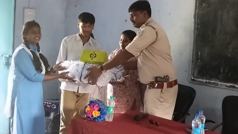 कथारा में पुलिस ने चलाया जागरूकता अभियान, छात्रों को ट्रैफिक नियम, साइबर अपराध व पोक्सो एक्ट की दी जानकारी।