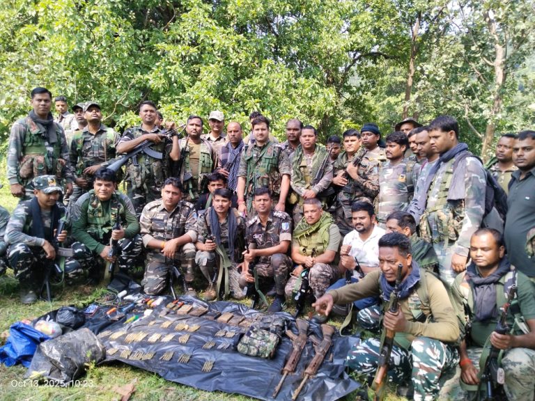 बोकारो-हजारीबाग पुलिस संयुक्त नक्सल विरोधी अभियान में बड़ी सफलता, भारी मात्रा में हथियार का जखीरा बरामद