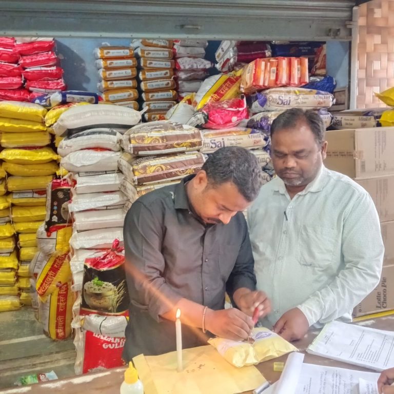 त्योहारों को देखते हुए खाद्य सुरक्षा विभाग की सख्त कार्रवाई — नमूना संग्रहण एवं मिलावटी खाद्य पदार्थ नष्ट