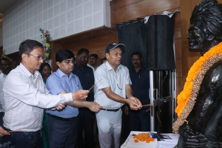 कल्याण मंत्री श्री चमरा लिंडा ने डॉ रामदयाल मुंडा जनजाति शोध संस्थान में मंगलवार से शुरू हो रहे धरती आबा आदिवासी फ़िल्म फेस्टिवल का किया उद्घाटन