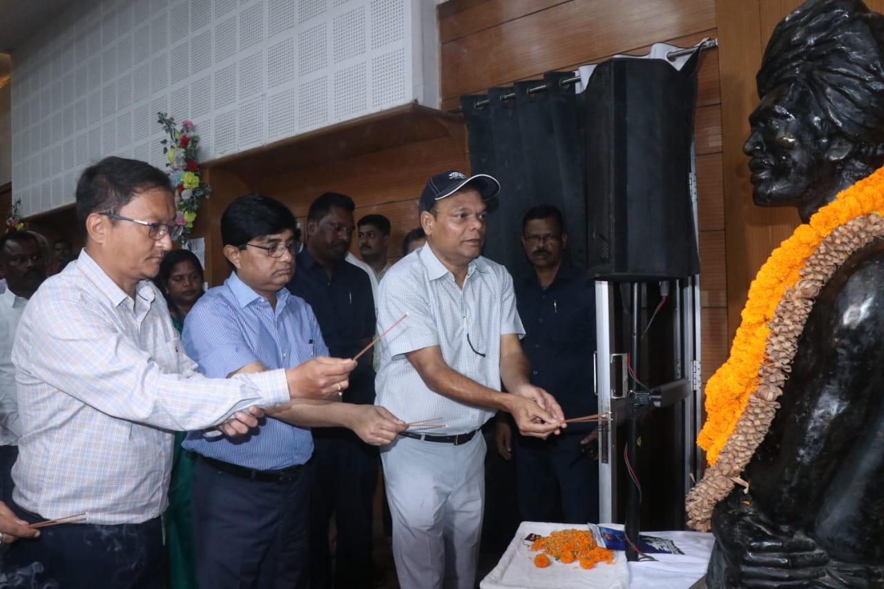 कल्याण मंत्री श्री चमरा लिंडा ने डॉ रामदयाल मुंडा जनजाति शोध संस्थान में मंगलवार से शुरू हो रहे धरती आबा आदिवासी फ़िल्म फेस्टिवल का किया उद्घाटन
