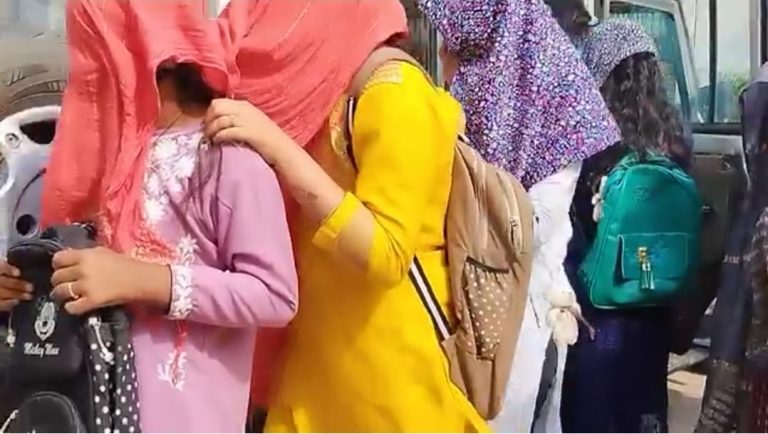 बगोदर : कलश धाम स्थित होटल में पुलिस की छापेमारी, 11 युवक-युवतियाँ हिरासत में