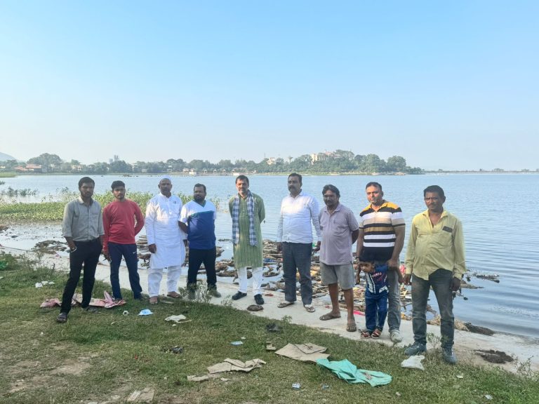 पीटीपीएस यूथ वेलफेयर सोसाइटी पतरातू द्वारा कटुवा कोचा छठ घाट के साफ सफाई का निरीक्षण