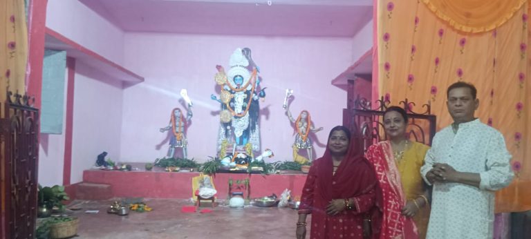 तेनुघाट —- तेनुघाट में माँ काली की पूरी विधि विधान से पूजा अर्चना की गई।
