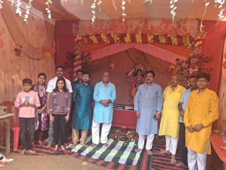 तेनुघाट : मसी भाजन संयुक्तस्च चरसित्व महीतले, लेखनी कटनी हस्ते चित्रगुप्त नमस्तुते।