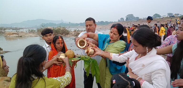 श्रद्धा पूर्वक छठ वर्तियों ने अस्तलगामी सूर्य देव को दिया अर्घ्य   