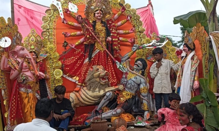 प्रखंड में दुर्गा पूजा के अंतिम दिन मूर्ति विसर्जन