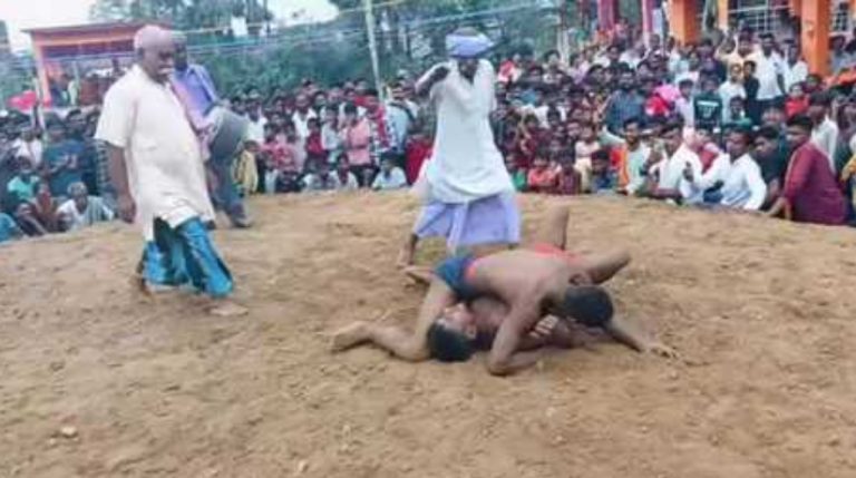 दंगल प्रतियोगिता में पहलवानों ने दिखाया दमखम