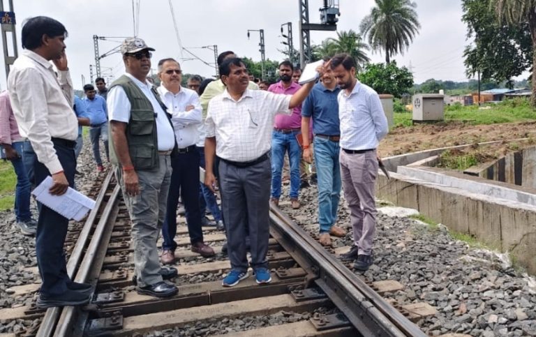 डीआरएम ने धनबाद-सिंदरी रेलखंड का किया निरीक्षण